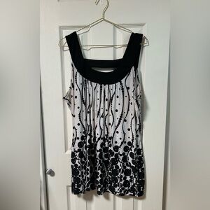 Dressbarn Black and White Graphic Sleeveless Tunic